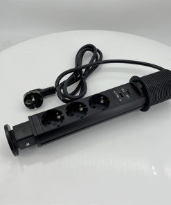 • شريط طاقة قابل للسحب مع محطات شحن USB